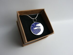 Imatge gran de Penjoll lapislàtzuli Blanes Trencadís amb cadena de serp